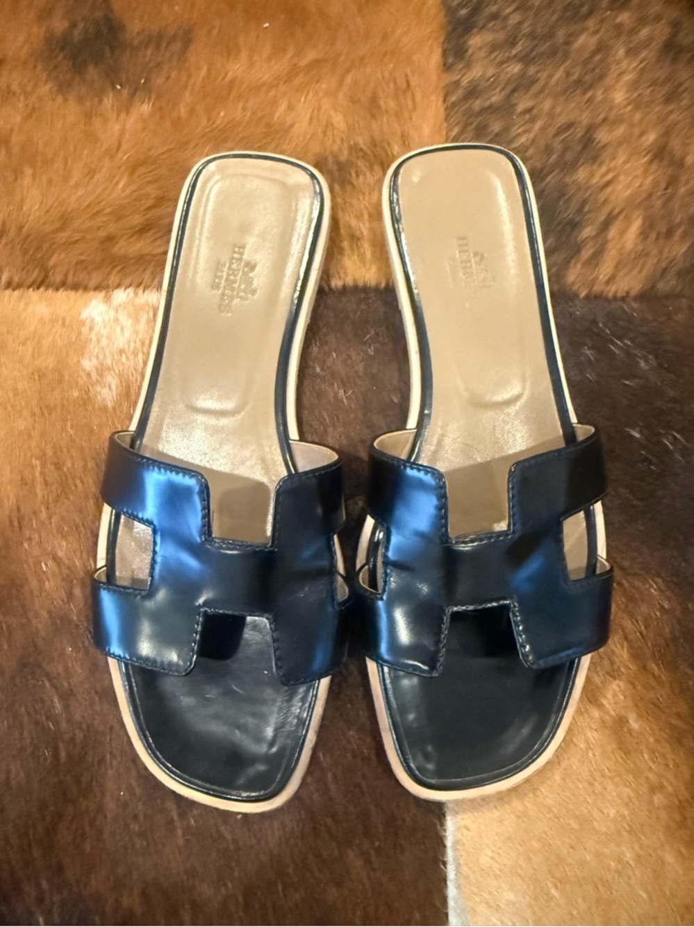 Hermes Black Patent Oran Sandals - Picture 2 of 8